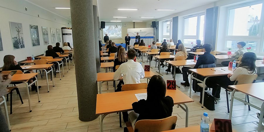Brzozowska Maja i Sandra Modlińska byly najlepsze w Ekonomiku i reprezentowały Zespół Szkół Ekonomiczno - Administracyjnych w gronie osób z naszego województwa, dla których znajomość przepisów prawa pracy oraz zasad bezpieczeństwa i higieny pracy nie stanowi tajemnic. Uczennicom gratulujemy szerokiej wiedzy z zakresu prawa pracy oraz znajomości zasad BHP. Wiedzę tą będą mogły wykorzystać nie tylko na szkolnych sprawdzianach lub egzaminach zewnętrznych, ale przede wszystkim w chwili podjęcia zatrudnienia zwiększając tym samym świadomość prawną i swoje bezpieczeństwo.